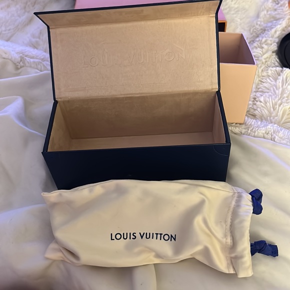 Louis Vuitton luxury black sunglasses - Picture 2 of 9